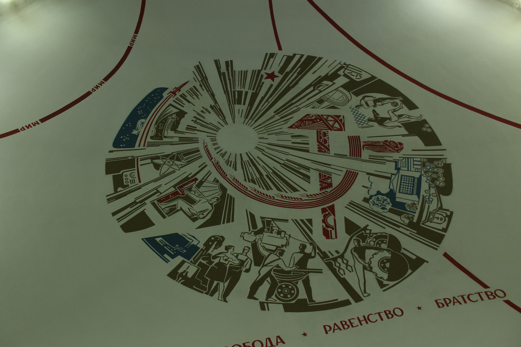 Image-on-Ceiling-in-Subway-2